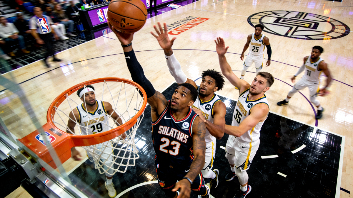 免费高清NBA篮球比赛直播画面截图 - 球员正在激烈对抗